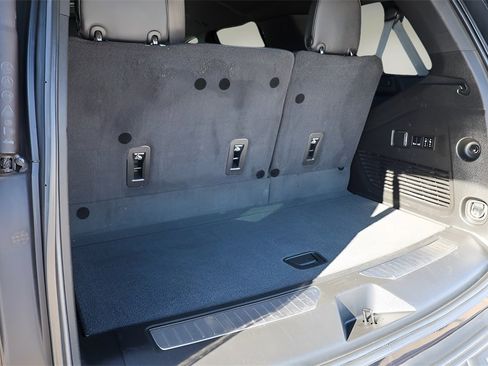 Used 2022 Chevrolet Tahoe Z71 w/ Luxury Package image 32