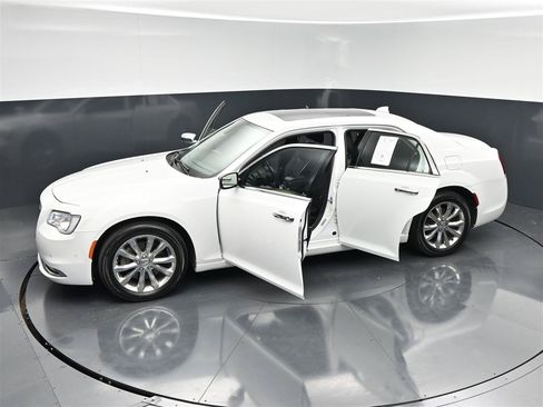 Used 2017 Chrysler 300 C w/ Safetytec Plus Group AWD/4WD image 36