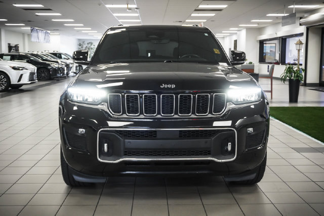 Used 2022 Jeep Grand Cherokee Overland AWD/4WD image 2