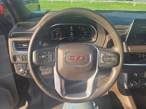 Used 2024 GMC Yukon SLT w/ SLT Luxury Package AWD/4WD image 11