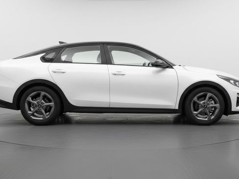 Used 2025 Kia K4 LXS image 11