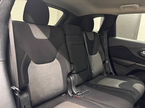 Used 2016 Jeep Cherokee Sport FWD image 22