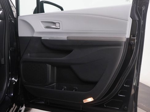 Used 2025 Toyota Sienna XLE image 9