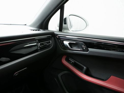 Certified 2024 Porsche Macan image 24
