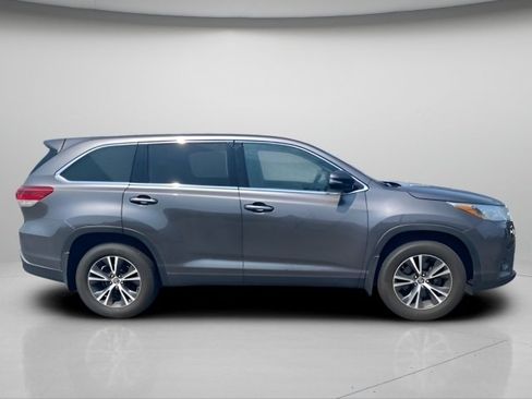 Used 2019 Toyota Highlander LE FWD image 6