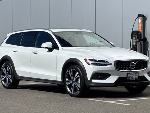 Certified 2026 Volvo V60 B5 Cross Country Plus w/ Climate Package AWD/4WD image 7