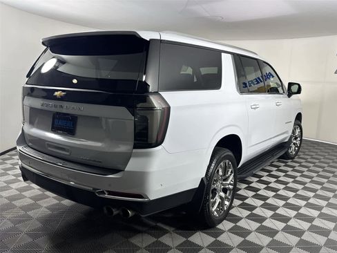 Used 2026 Chevrolet Suburban Premier AWD/4WD image 5