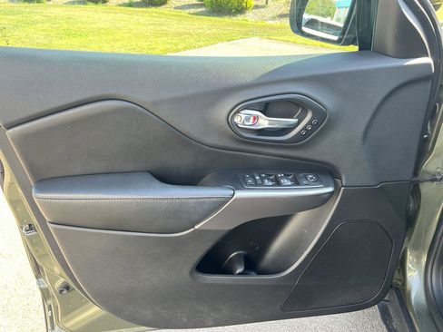 Used 2019 Jeep Cherokee Limited image 22