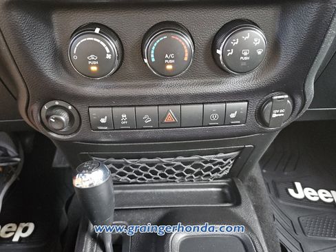 Used 2015 Jeep Wrangler Unlimited Rubicon w/ Dual Top Group AWD/4WD image 16