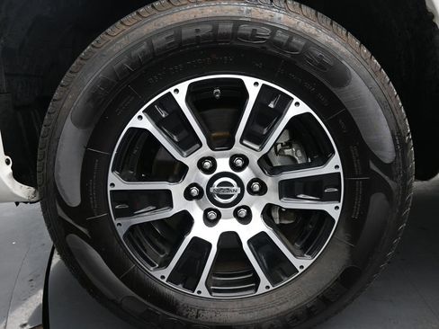 Used 2022 Nissan Titan SV image 14