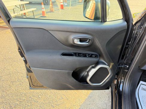 Used 2021 Jeep Renegade Latitude AWD/4WD image 15