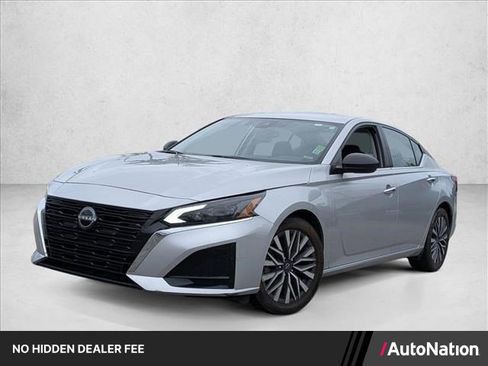 Used 2024 Nissan Altima 2.5 SV FWD image 1