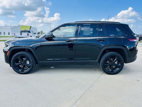 Used 2024 Jeep Grand Cherokee Limited w/ Luxury Tech Group II AWD/4WD image 39