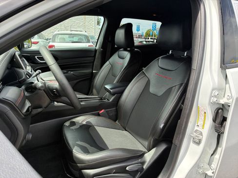 Used 2025 Jeep Compass Trailhawk image 27