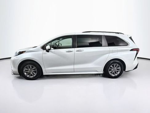 Used 2022 Toyota Sienna XLE w/ XLE Plus Package FWD image 5