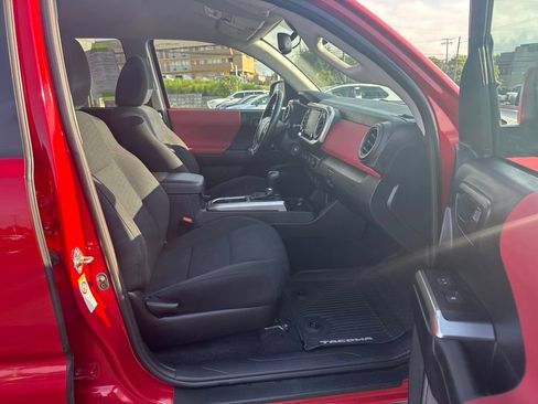 Used 2020 Toyota Tacoma SR5 AWD/4WD image 7