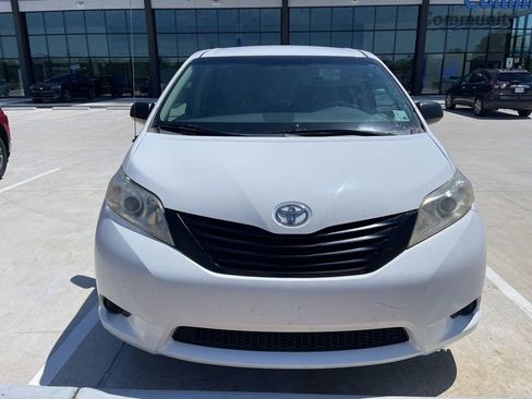 Used 2014 Toyota Sienna L FWD image 2