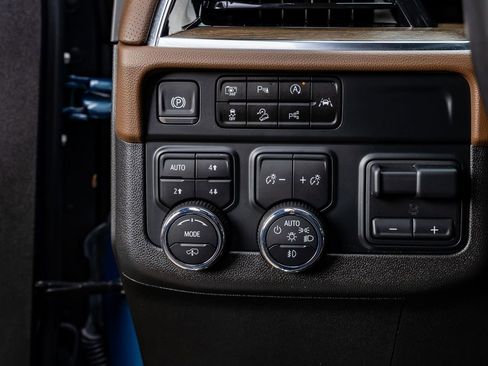 Used 2025 Chevrolet Suburban High Country AWD/4WD image 22