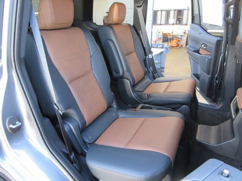 Used 2025 Lexus GX 550 w/ Accessory Package (2T) AWD/4WD image 23