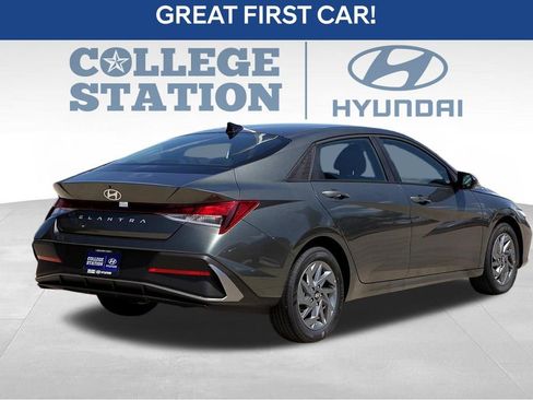 Used 2024 Hyundai Elantra SEL FWD image 8