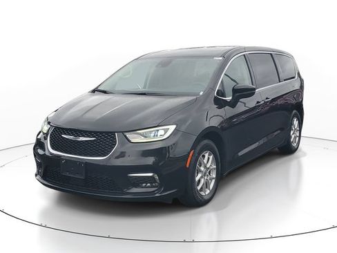 Used 2023 Chrysler Pacifica Touring-L FWD image 2