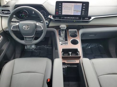Used 2024 Toyota Sienna XLE image 7