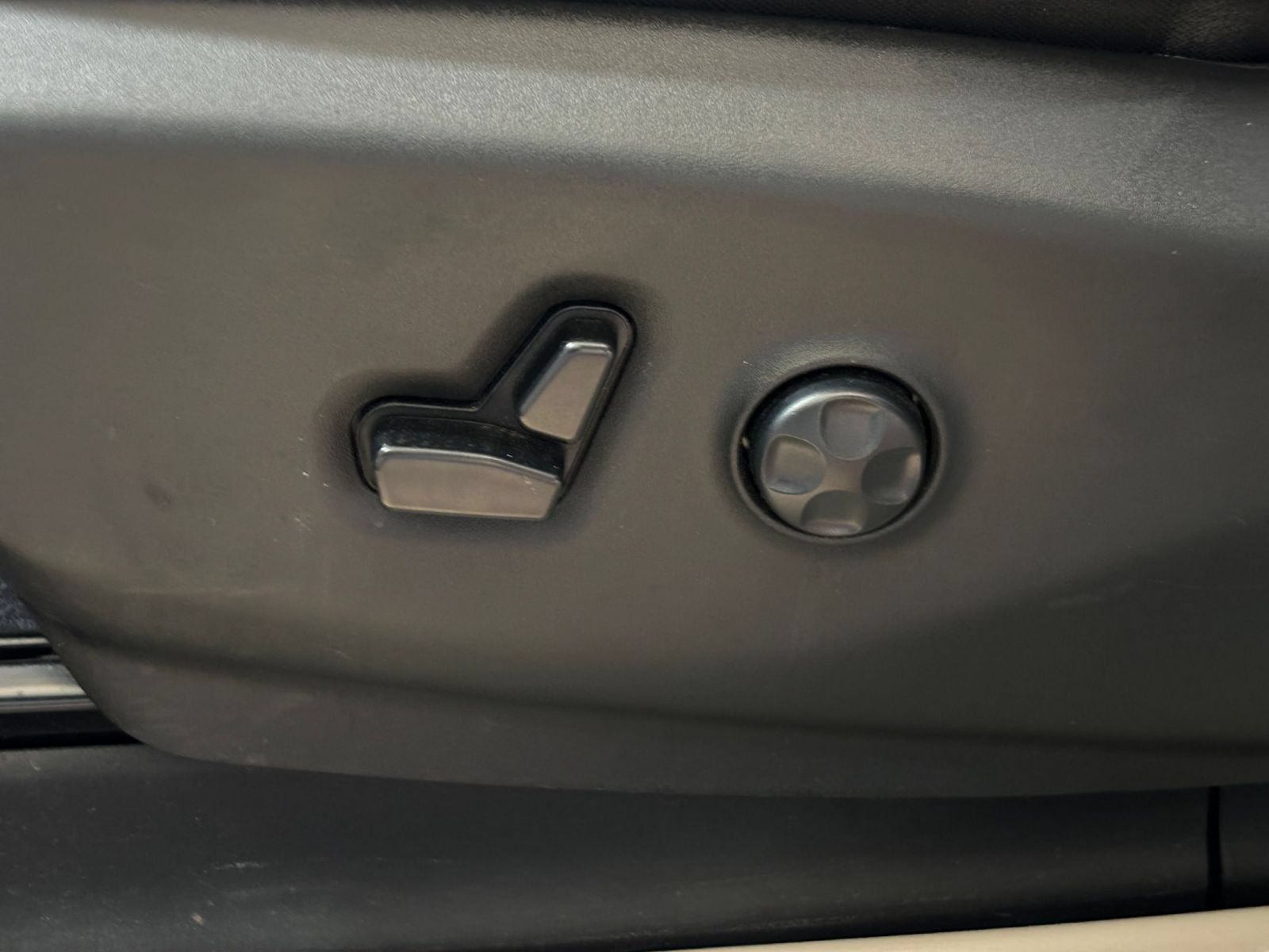 Used 2024 Chrysler Voyager LX FWD image 21