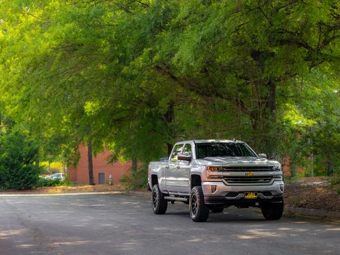 Used 2018 Chevrolet Silverado 1500 LTZ Z71 w/ LTZ Plus Package AWD/4WD image 37