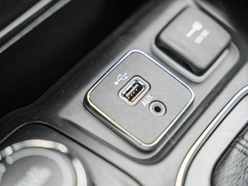 Used 2019 Jeep Cherokee Limited image 25