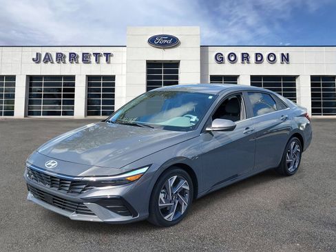 Used 2025 Hyundai Elantra SEL FWD image 2