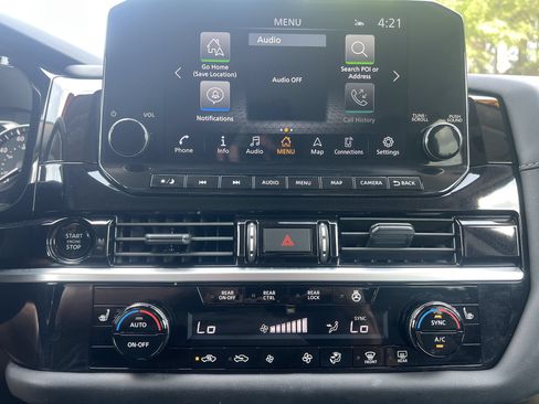 Used 2025 Nissan Pathfinder SL FWD image 3