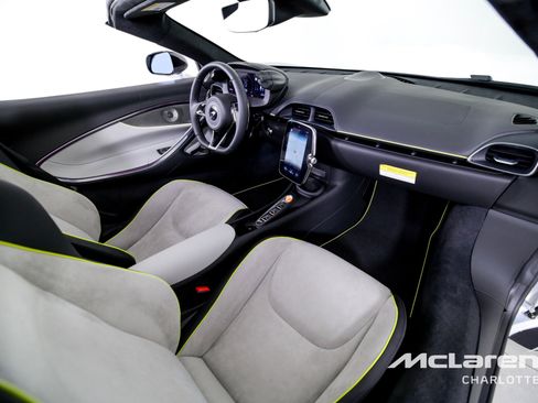 Used 2025 McLaren Artura Spider image 21