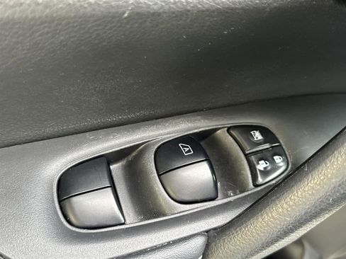 Used 2019 Nissan Rogue S image 21