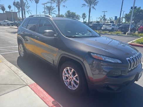 Used 2018 Jeep Cherokee Latitude Plus w/ Cold Weather Group image 41