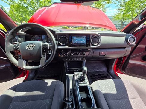 Used 2018 Toyota Tacoma TRD Off-Road w/ Technology Package AWD/4WD image 17