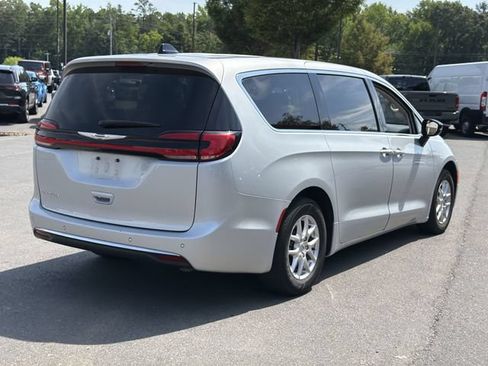 Used 2024 Chrysler Pacifica Touring-L FWD image 4