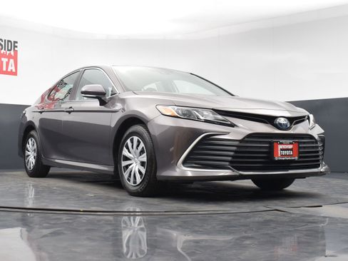 Used 2021 Toyota Camry LE image 28