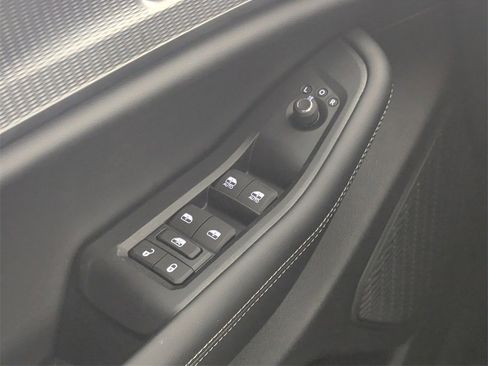 New 2025 Jeep Grand Cherokee Altitude image 17