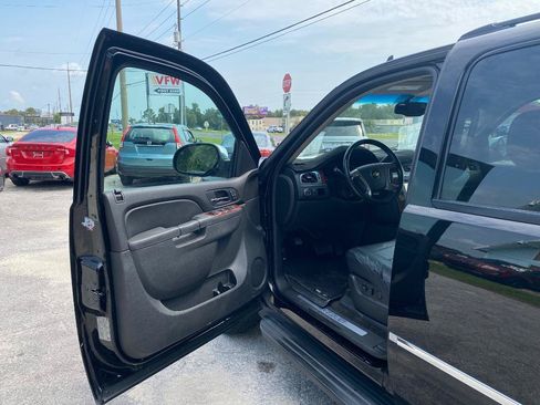 Used 2013 Chevrolet Suburban LTZ RWD image 13
