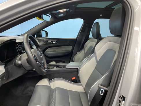 Used 2022 Volvo XC60 B5 R-Design image 9