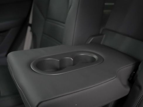 Certified 2023 Porsche Cayenne Platinum Edition image 17