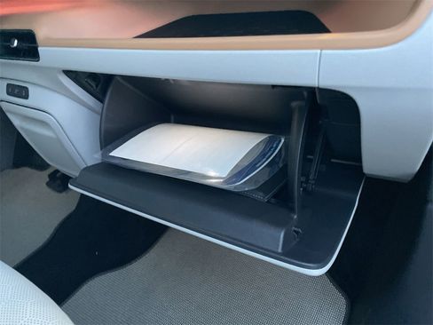 Used 2025 Volkswagen ID. Buzz 1st Edition image 34