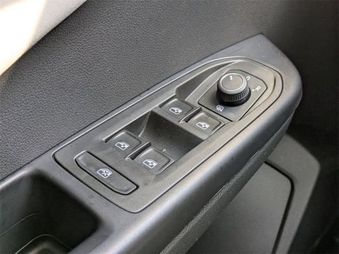 Certified 2025 Volkswagen Taos SE w/ Black Wheel Package image 33