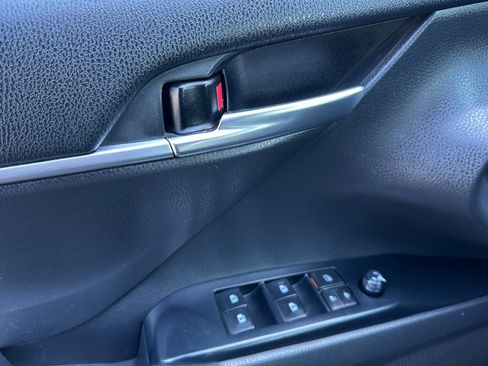 Used 2020 Toyota Camry SE image 13