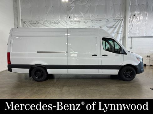 Used 2025 Mercedes-Benz Sprinter 2500 image 3
