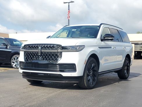 New 2026 Lincoln Navigator Reserve w/ Jet Appearance Package AWD/4WD image 2