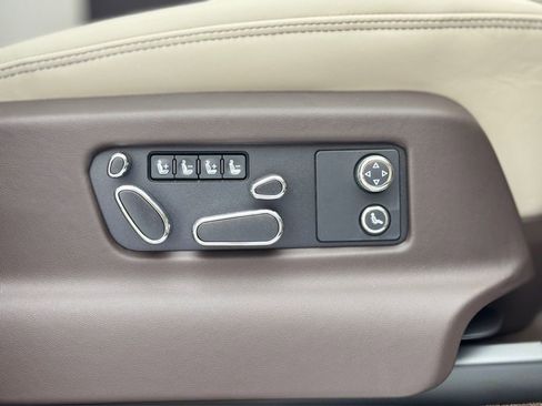 Used 2025 Bentley Bentayga image 7