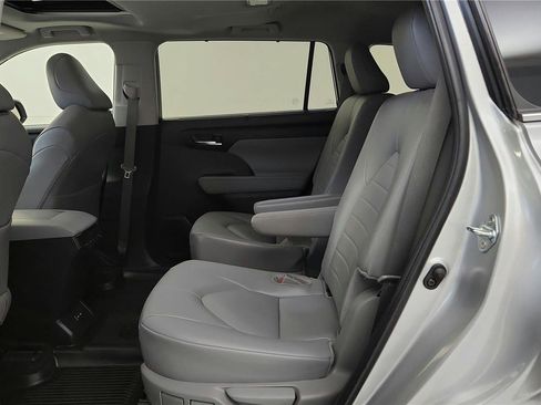 Certified 2024 Toyota Highlander XLE image 33