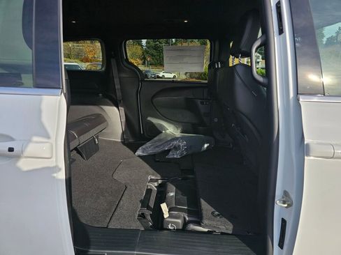 New 2026 Chrysler Pacifica Select image 13