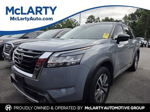 Used 2022 Nissan Pathfinder SL FWD image 1